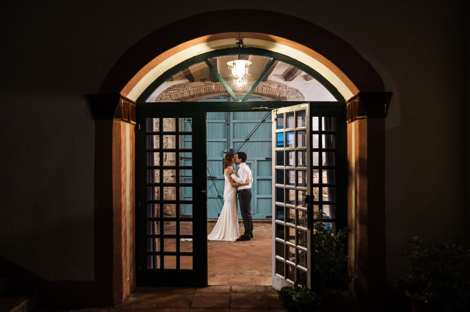 Pareja de novios en la puerta de la masía