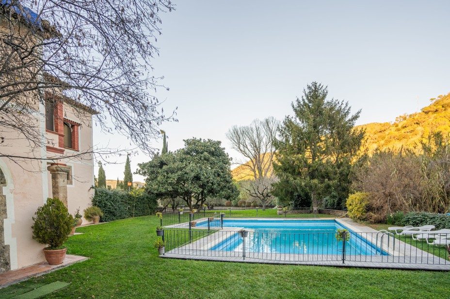 Jardín con piscina de la masía