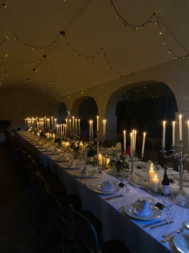Mesa preparada con velas
