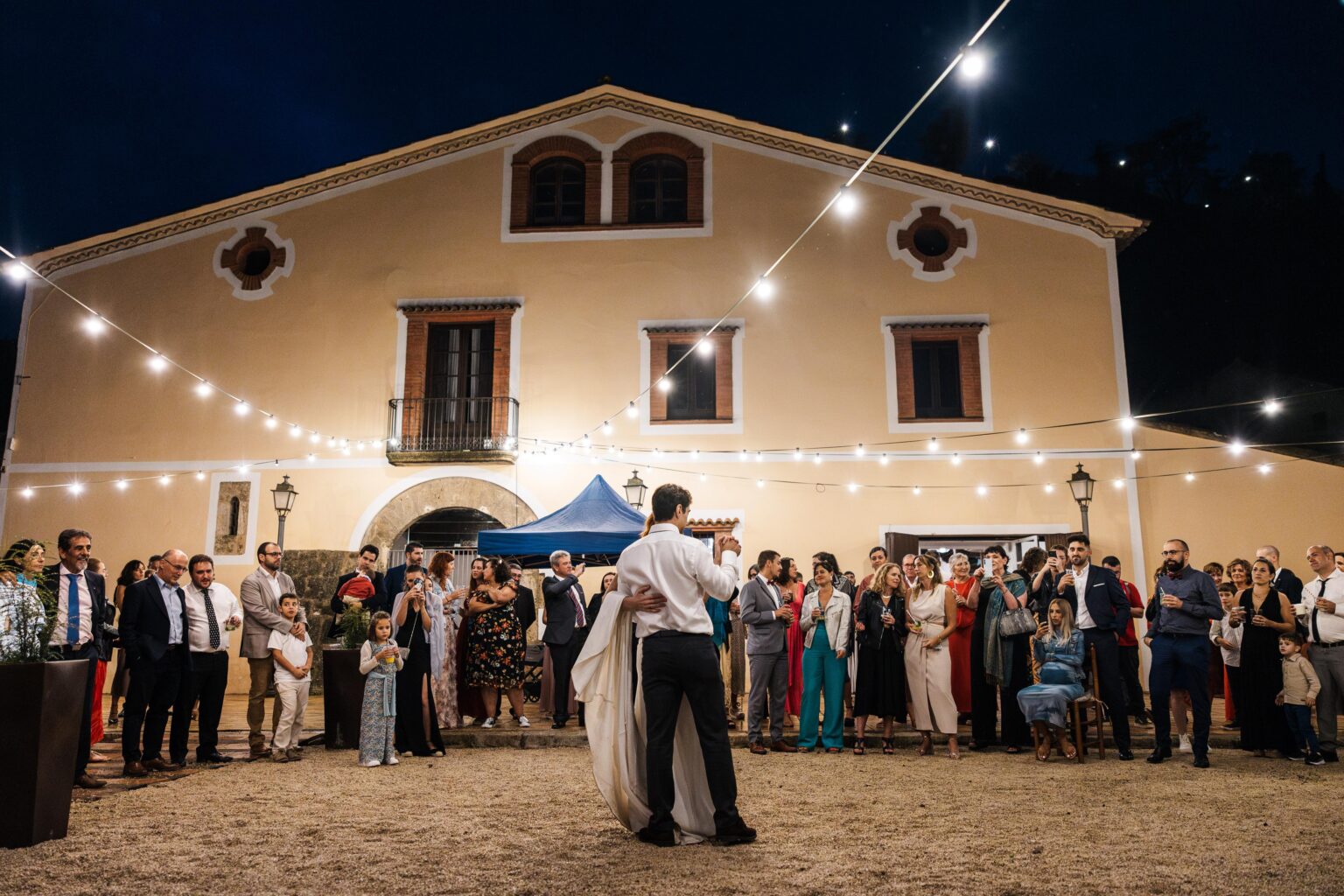 Primer baile frente a la masía