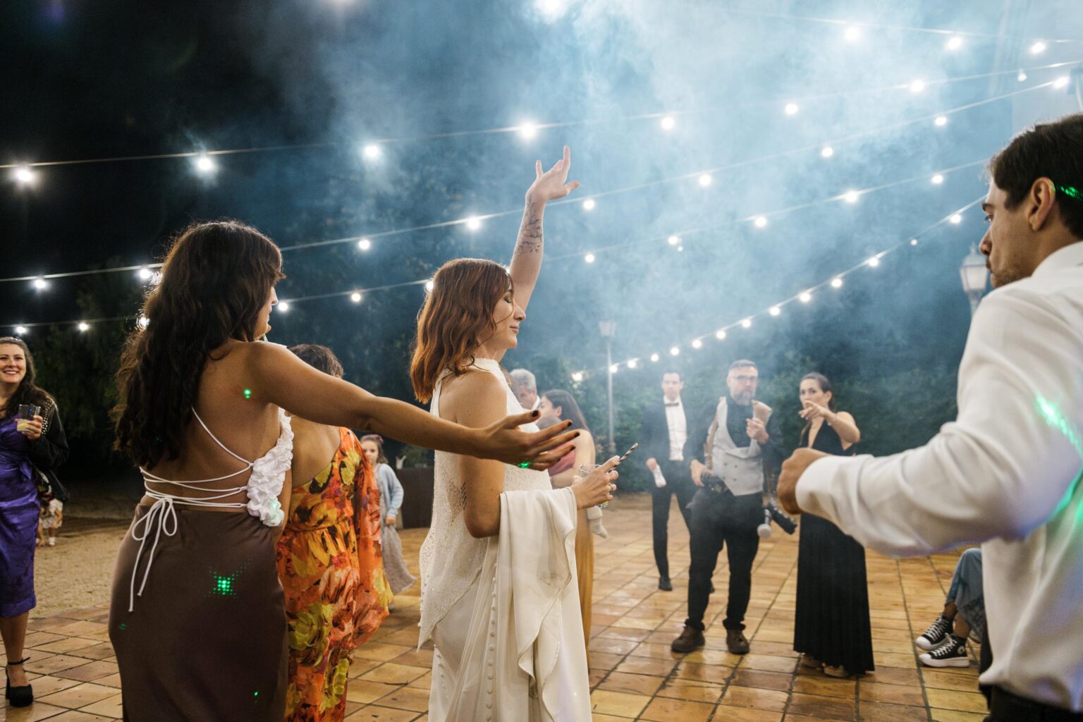 Invitados bailando en el jardín