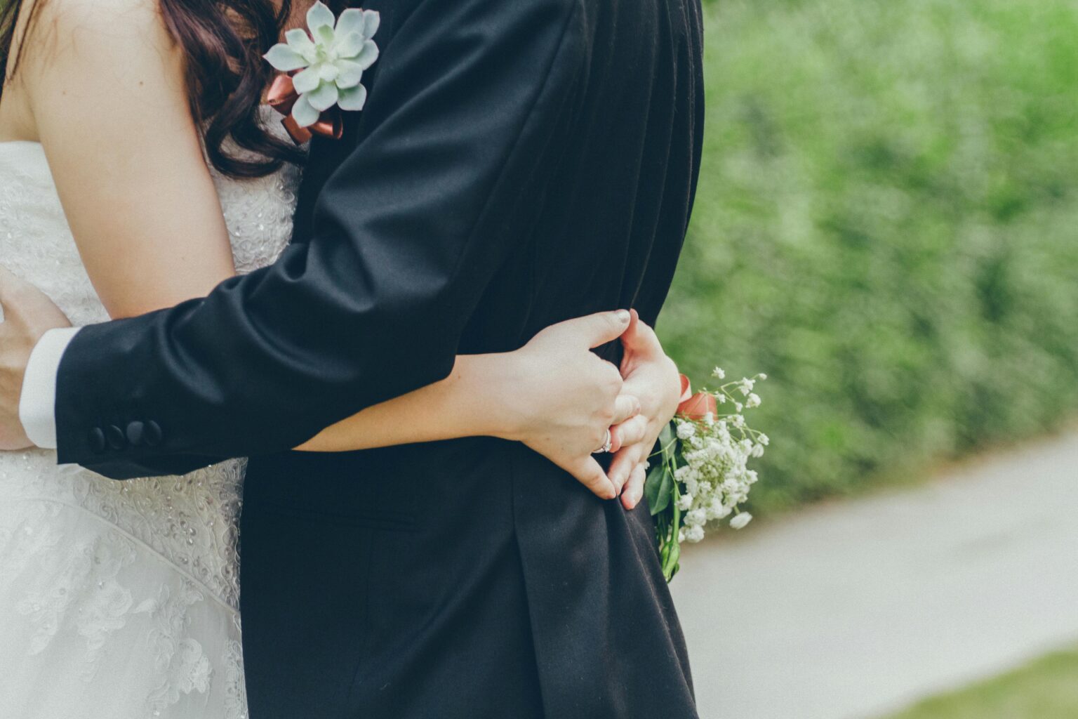 Novios abrazados el día de su boda